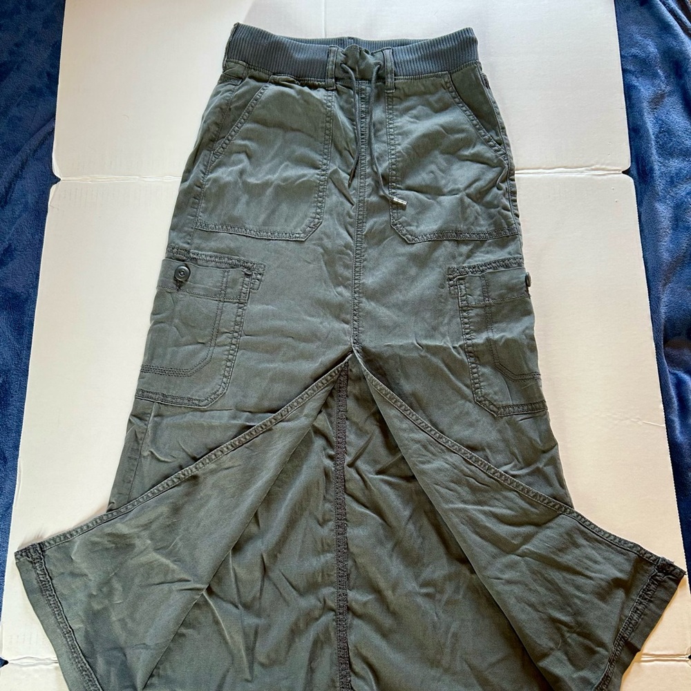 American Eagle Outfitters — Gray Cargo Skirt